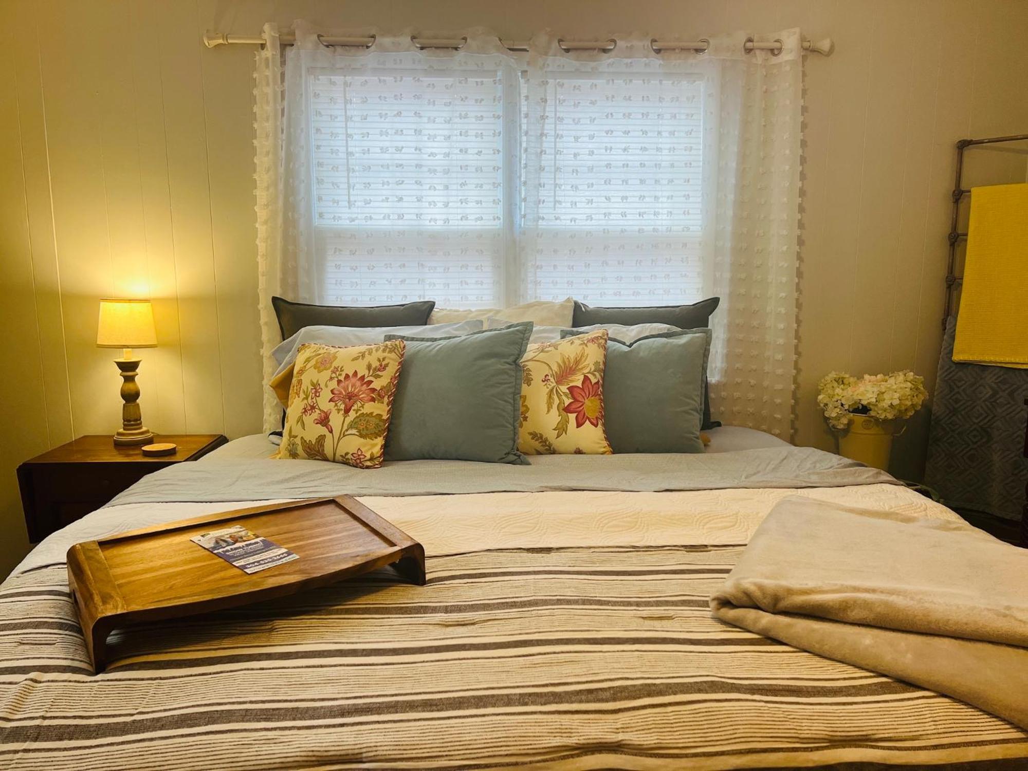 Mountain Lake Retreat - Hot Tub, Lake, Fire Pit, Wineries, Restaurant ฮาร์เปอร์ส เฟอร์รี ภายนอก รูปภาพ